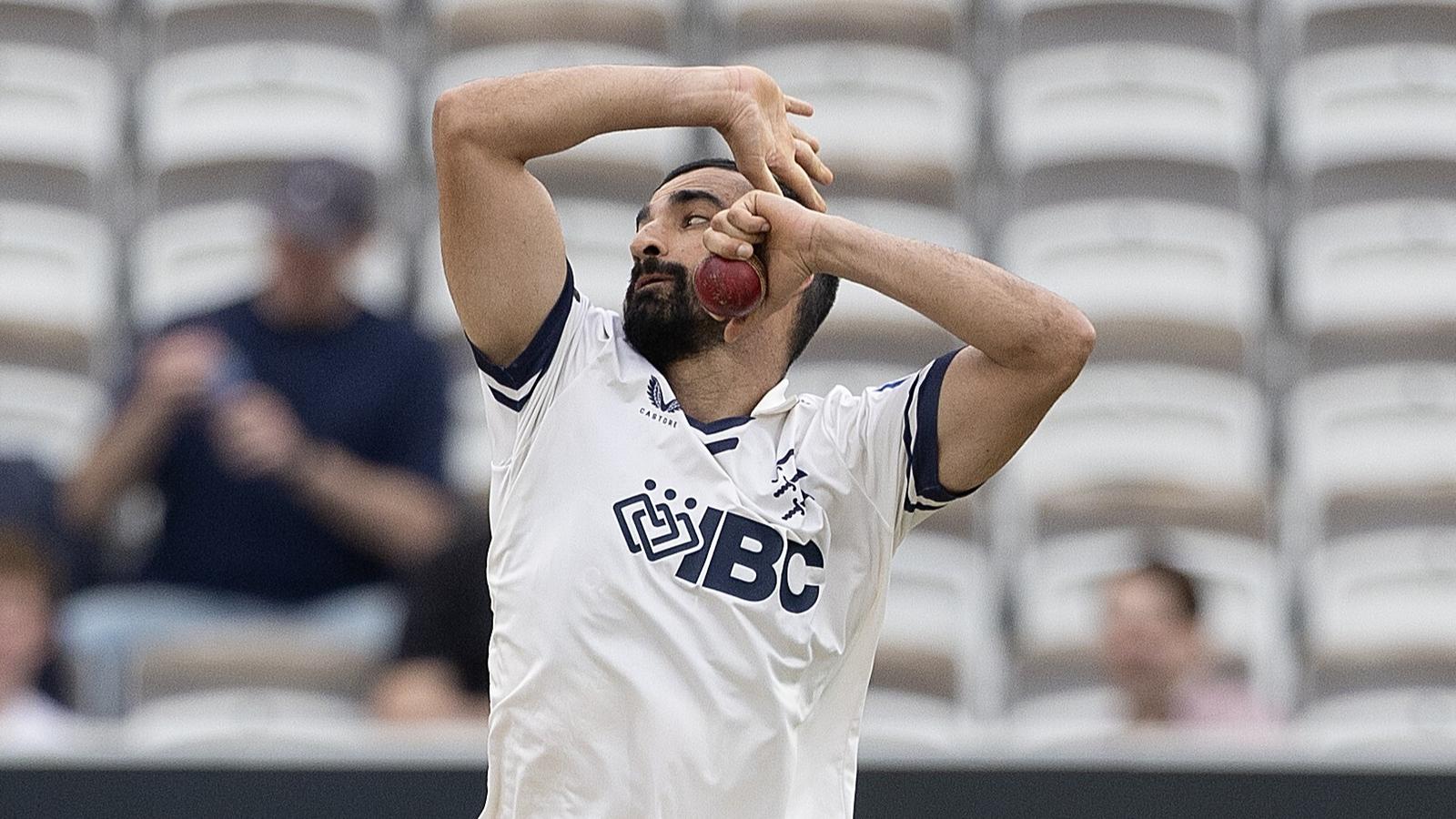 Middlesex's Zafar Gohar bowling